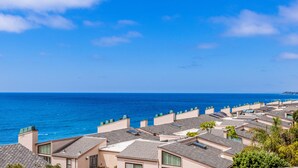 Un quartier résidentiel situé sur la côte, avec des maisons donnant sur la mer.