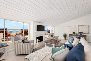 Smart TV, computer monitors - Solana Escape - Ocean View Balcony, Beach Access, Pool, Sunset (Solana Beach)