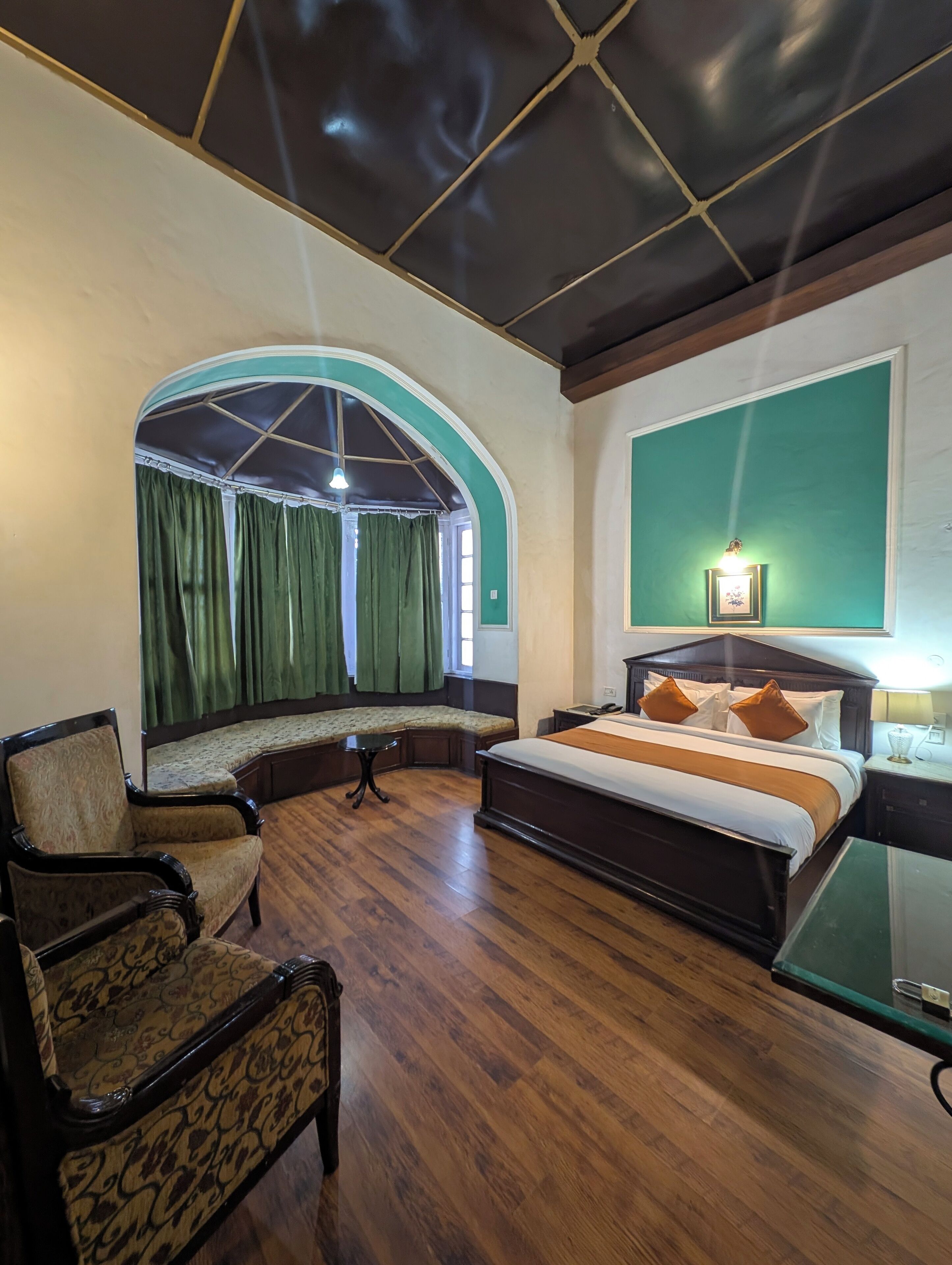 مكتب ومكواة/لوح كي وواي فاي مجانًا