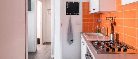 Kühlschrank, Mikrowelle, Ofen, Wasserkocher mit Kaffee-/Teezubehör