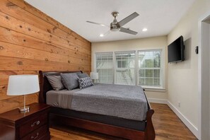 4 bedrooms, desk, iron/ironing board, free WiFi