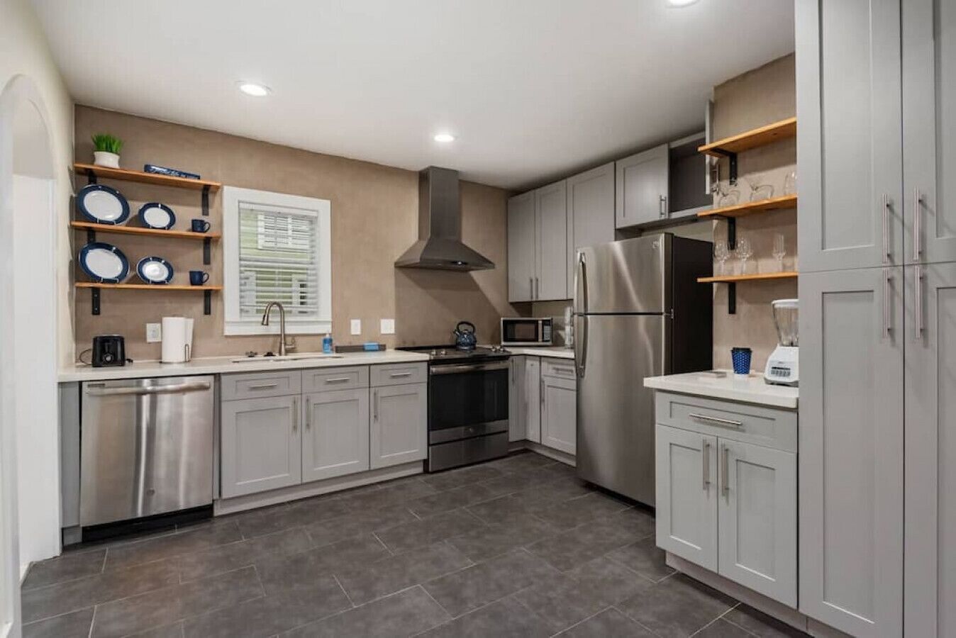 Réfrigérateur, micro-ondes, four, plaque de cuisson