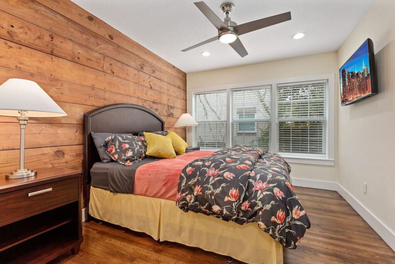 4 habitaciones, escritorio, tabla de planchar con plancha y wifi gratis 