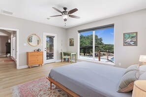 3 bedrooms, desk, WiFi, bed sheets