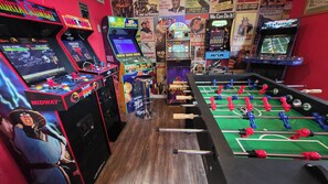 Games room - Copper Canyon Hideaway + Free Retro Arcade Fun (Canyon Lake)