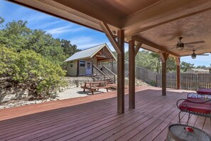 Outdoor dining - Copper Canyon Hideaway + Free Retro Arcade Fun (Canyon Lake)
