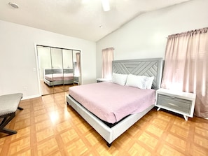2 Schlafzimmer, Betten mit Memory-Foam-Matratzen, Bügeleisen/Bügelbrett