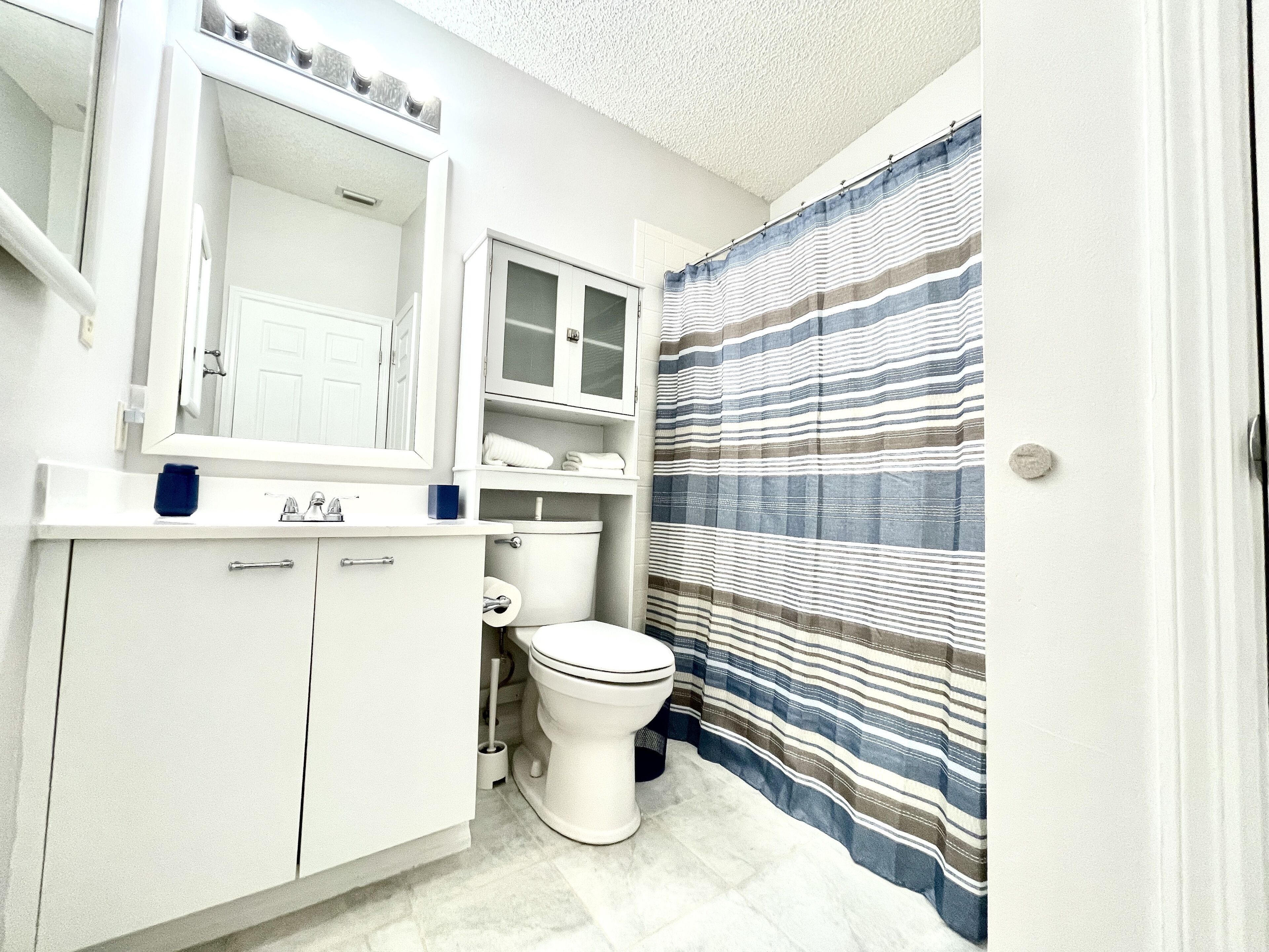 Badewanne, Haartrockner, Handtücher, Seife