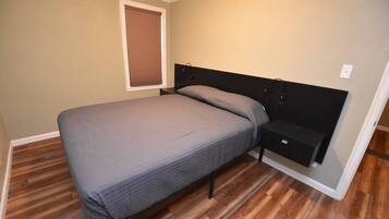 3 habitaciones, escritorio, tabla de planchar con plancha y wifi gratis