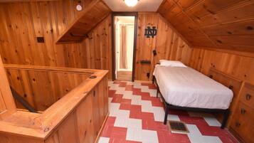 3 bedrooms, desk, iron/ironing board, WiFi (free)