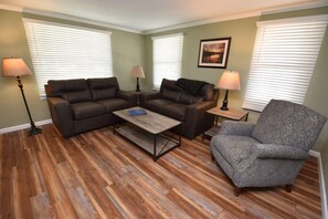 TV, fireplace, offices - 20 min Walk to ND, 3 bedroom 2 bath home(54475) (South Bend)