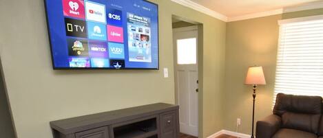 Televisie, een open haard en een kantoor