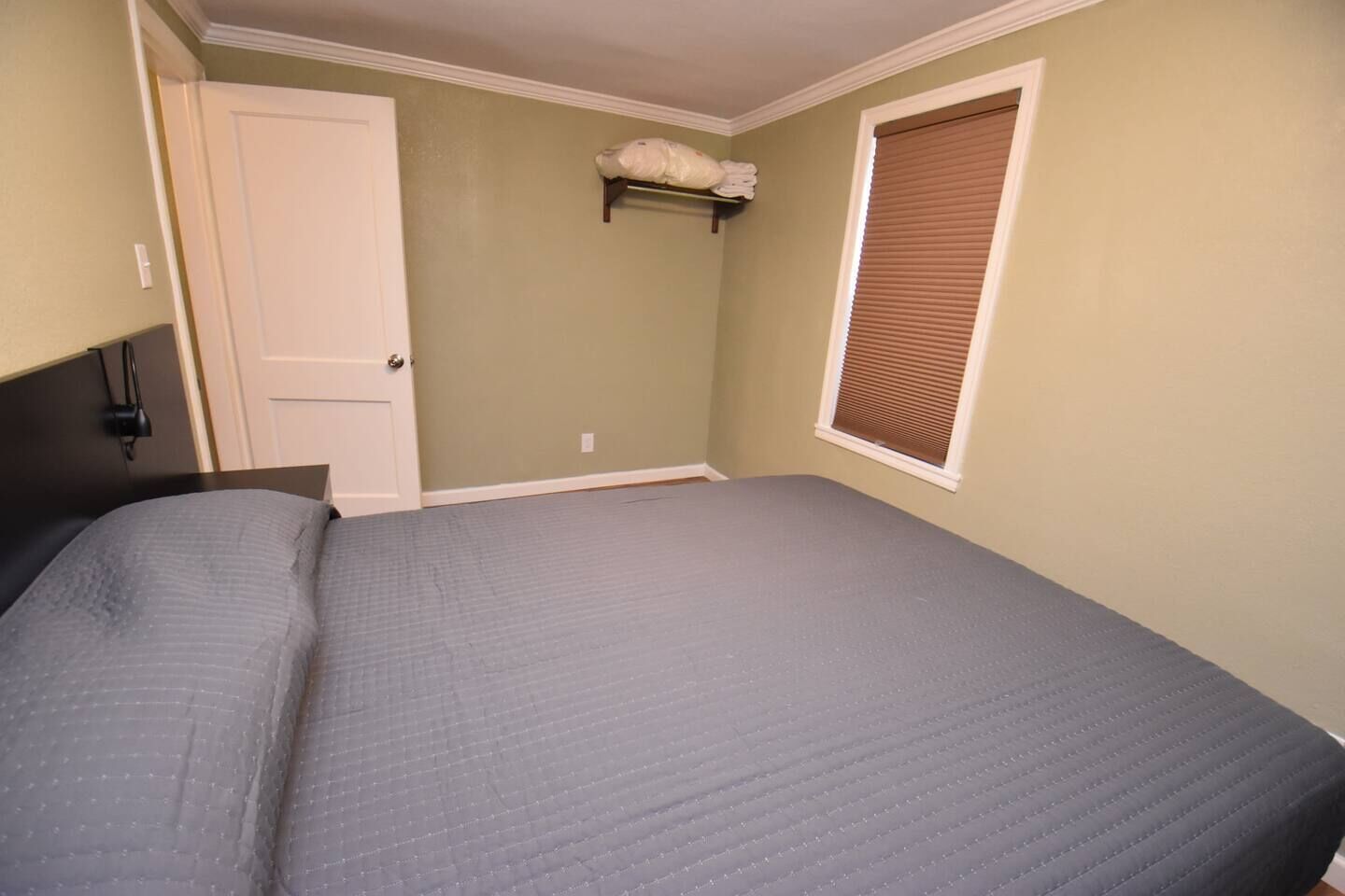 3 bedrooms, desk, iron/ironing board, WiFi (free)