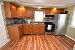Fridge, microwave, oven, stovetop - 20 min Walk to ND, 3 bedroom 2 bath home(54475) (South Bend)