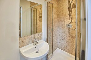 Baignoire, sèche-cheveux, serviettes fournies, savon