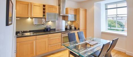 Kühlschrank, Ofen, Herdplatte, Wasserkocher mit Kaffee-/Teezubehör