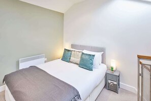 1 室のベッドルーム、デスク、アイロン / アイロン台、WiFi (無料)