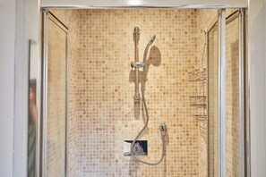 浴缸、風筒、提供毛巾、番梘