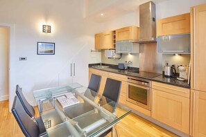 Fridge, oven, stovetop, coffee/tea maker