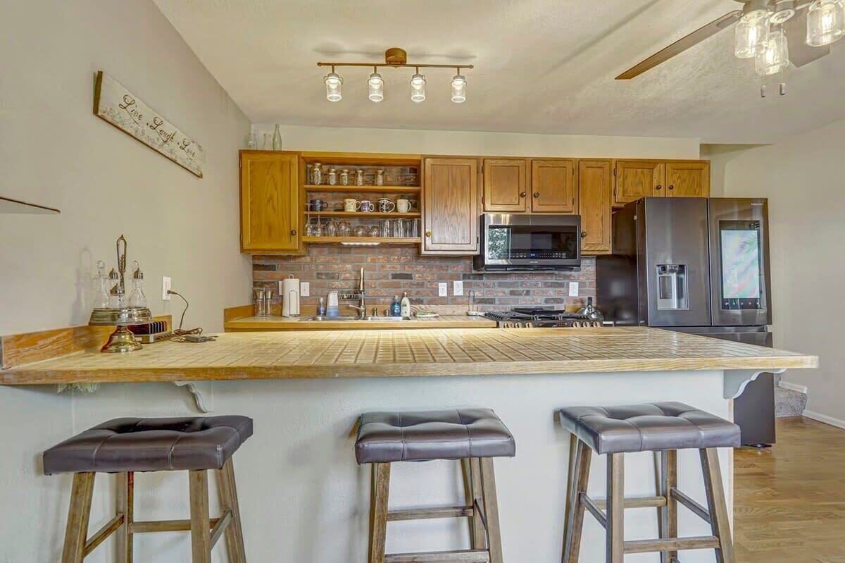 Frigorífico, microondas, horno y placa de cocina