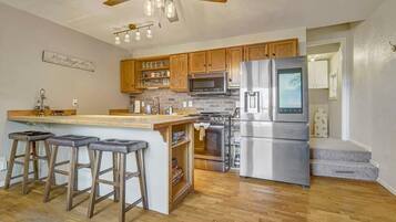 Køleskab, mikrobølgeovn, ovn, kogeplade