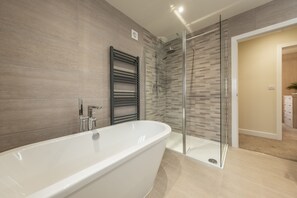 Baignoire, séchoir à cheveux, serviettes fournies