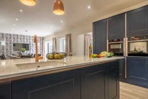 Microwave, dishwasher, coffee/tea maker, highchair - Hedgerows, Burnham Market, Norfolk (Burnham Market)