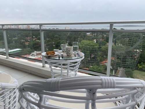 Excellent apartment with views of the sea and the city