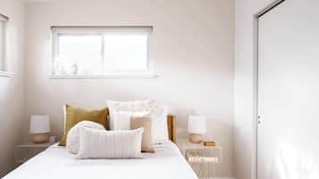 3 bedrooms, desk, iron/ironing board, travel crib