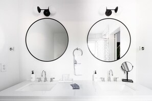 Douche, sèche-cheveux, serviettes fournies, shampoing