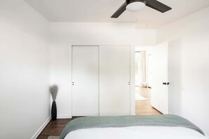 3 Schlafzimmer, Schreibtisch, Bügeleisen/Bügelbrett, Reisekinderbett