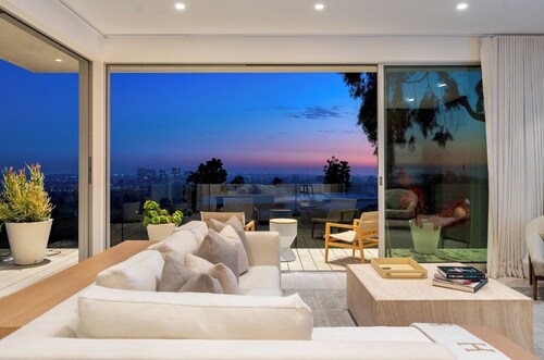 Beverly Grove Modern - Modern Estate w/ Japanese Garden & LA Views