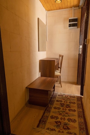 Deluxe Room, 1 Double Bed | Premium bedding, down comforters, Select Comfort beds, minibar