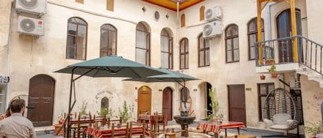 Fachada da propriedade à noite