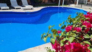 Seasonal outdoor pool, open 9:00 AM to 8:00 PM, pool umbrellas - Hotel Namaste (Mendoza)