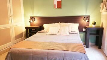 Habitación superior con 1 cama matrimonial o 2 individuales | Caja de seguridad en la habitación y tabla de planchar con plancha