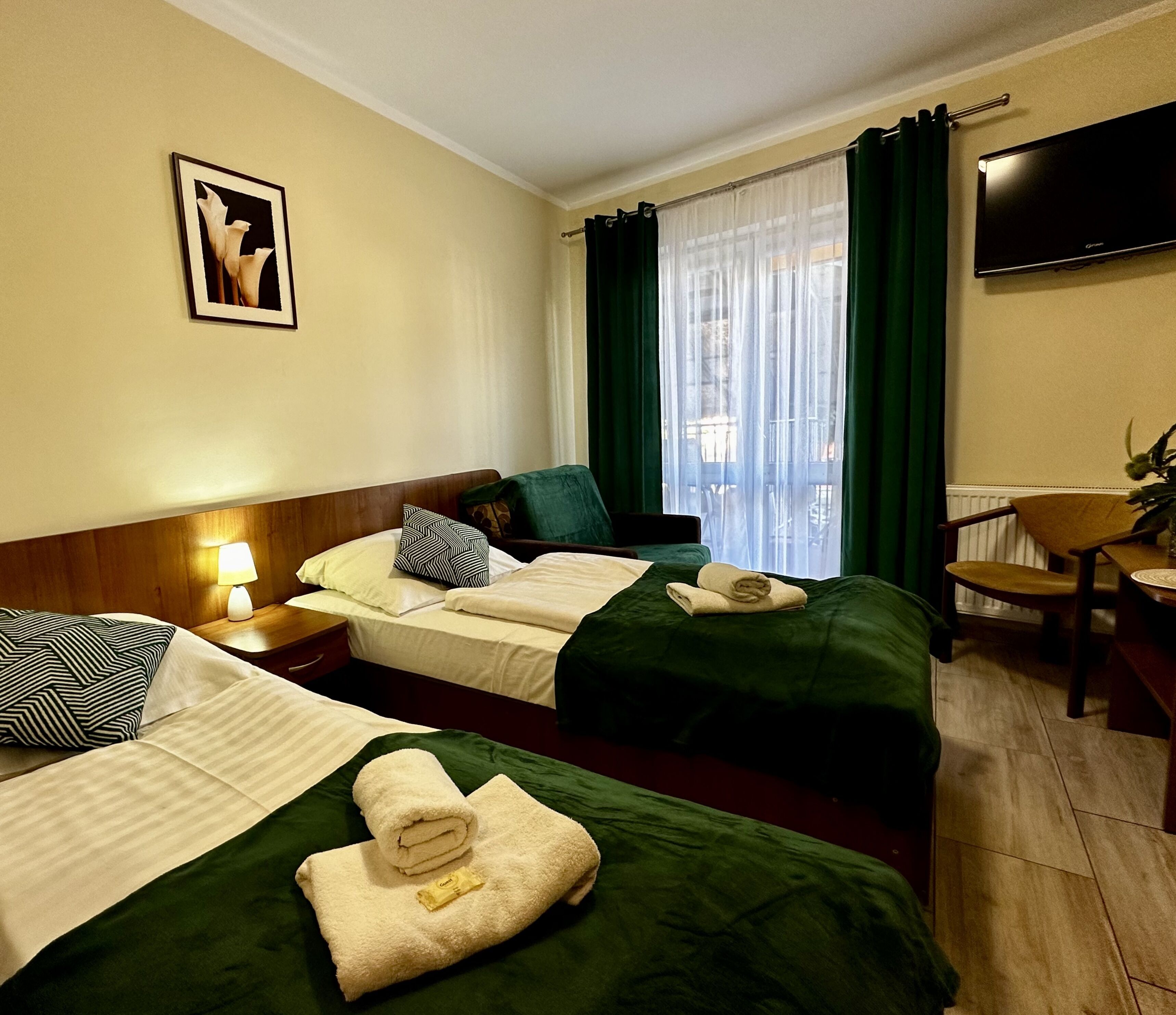 Escritorio, wifi gratis, mobiliario individual y ropa de cama