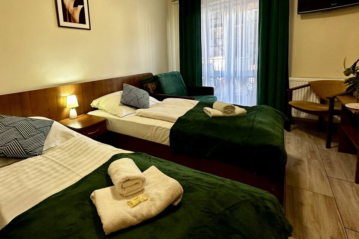 Escritorio, wifi gratis, mobiliario individual y ropa de cama