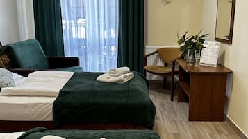 Kamar Double atau Twin Klasik, 2 Tempat Tidur Twin, balkon, pemandangan kota | Dilengkapi dengan perabotan berbeda-beda, meja kerja, dan Wi-Fi gratis