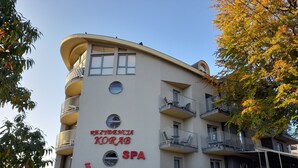 A building with balconies and a sign reading "REZIDENCJA KORAB SPA". - Rezydencja Korab (Międzyzdroje)