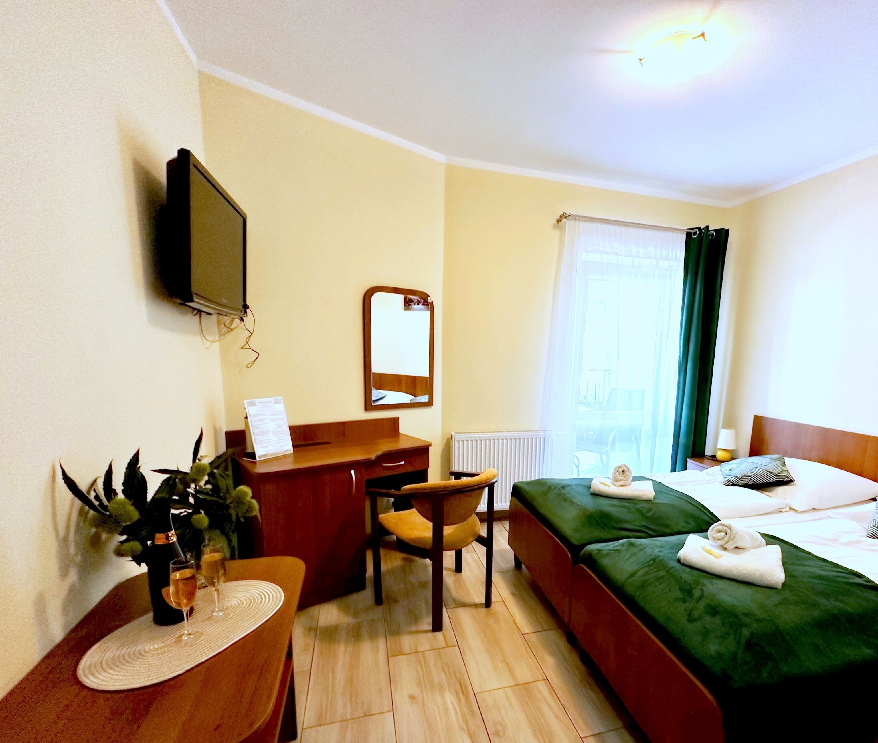 Escritorio, wifi gratis, mobiliario individual y ropa de cama