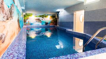 Piscine couverte, cabanons gratuits, chaises longues