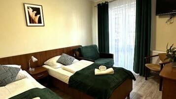 Chambre Classique Double ou avec lits jumeaux, 2 lits une place, balcon, vue ville | Ameublement personnalisé, bureau, Wi-Fi gratuit, draps fournis