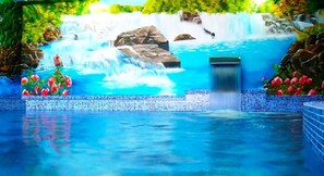 Una piscina techada, camas de piscina gratis