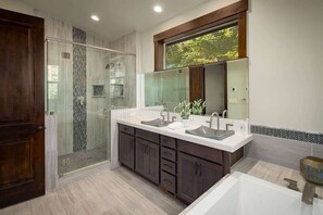 Bathtub, hair dryer, shampoo - Large Home with Multiple Living Areas (Kings Beach)