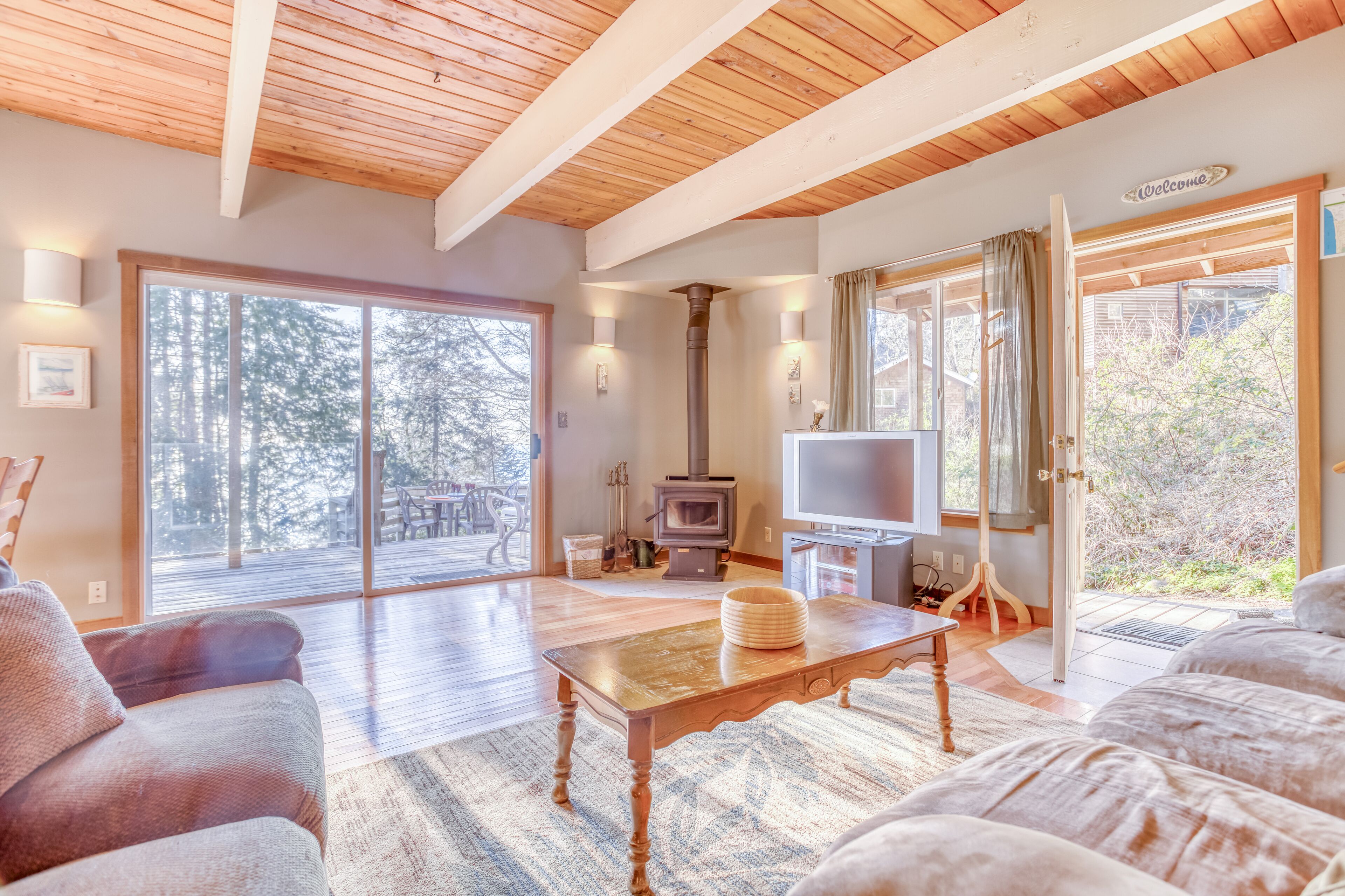 Secluded Nature-lover’s Delight Above Manzanita Has King Suite