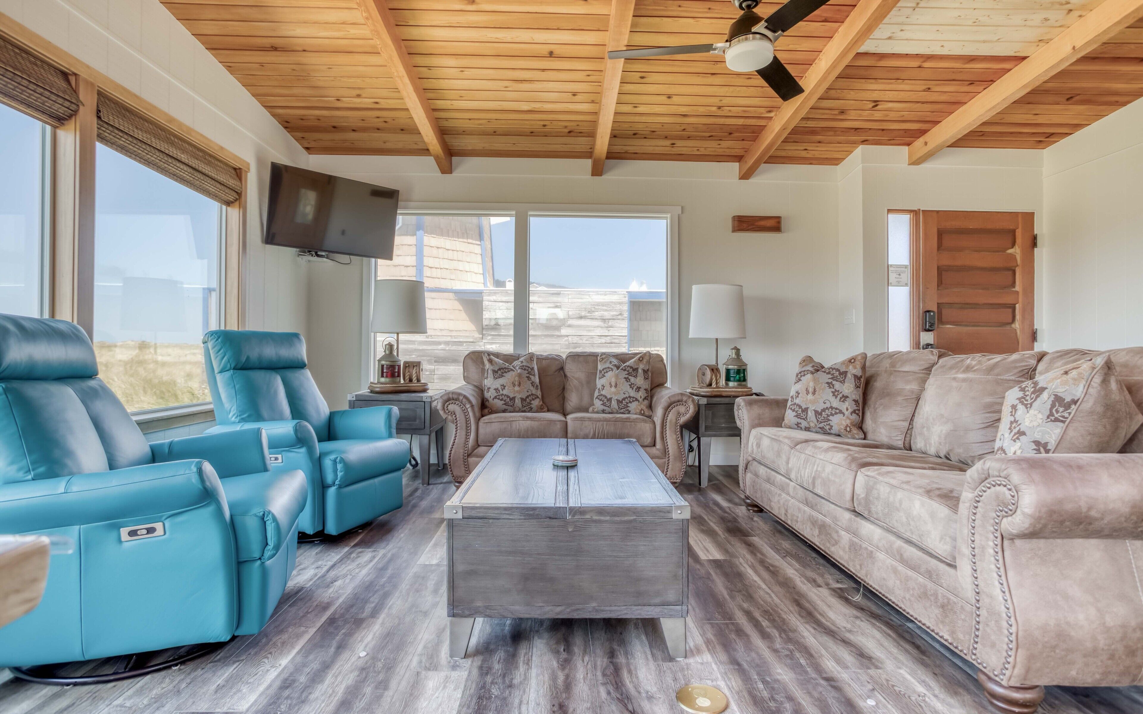 Beautiful Classic Beachfront Three-Bedroom Near Manzanita Golf Course!