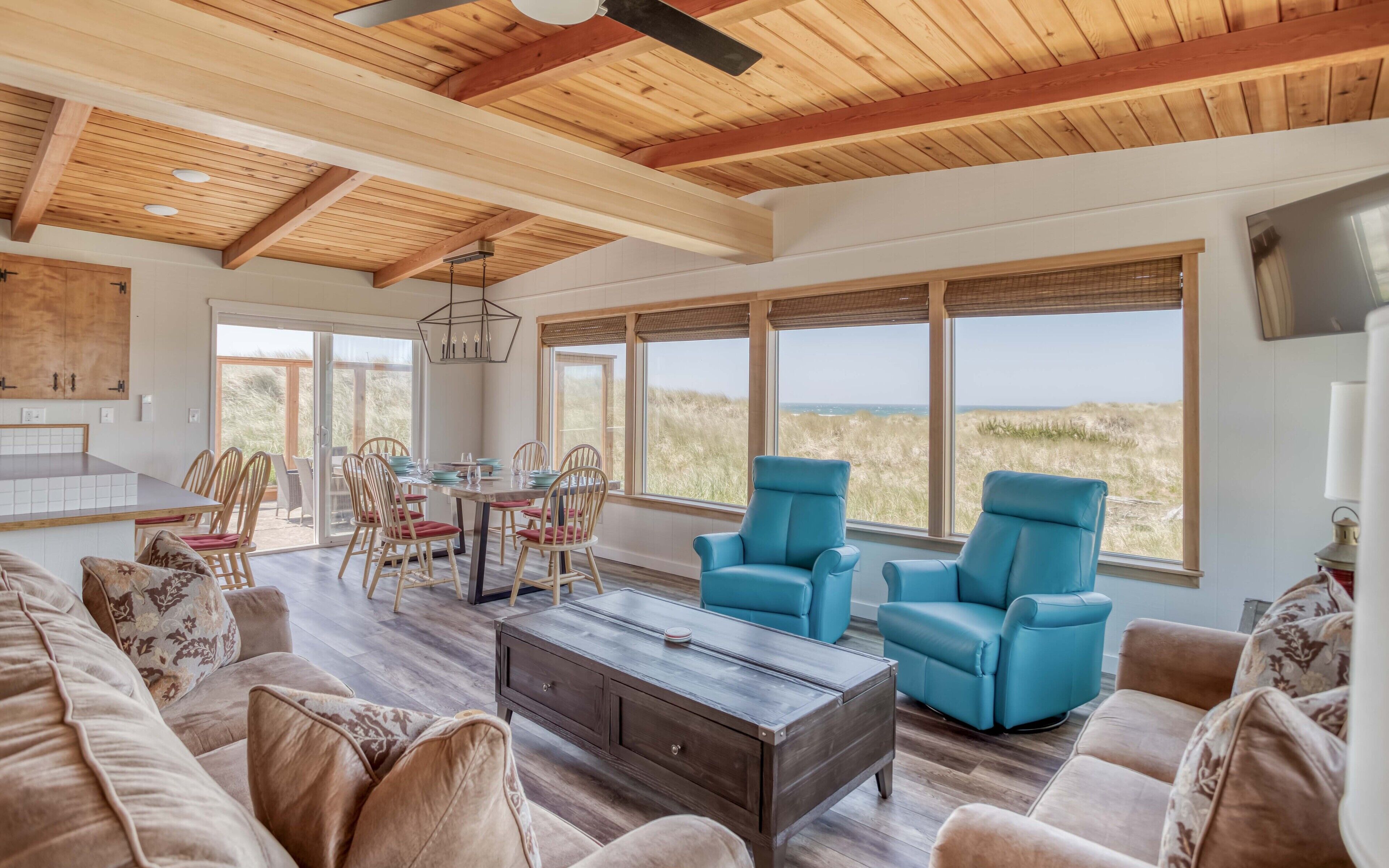 Beautiful Classic Beachfront Three-Bedroom Near Manzanita Golf Course!