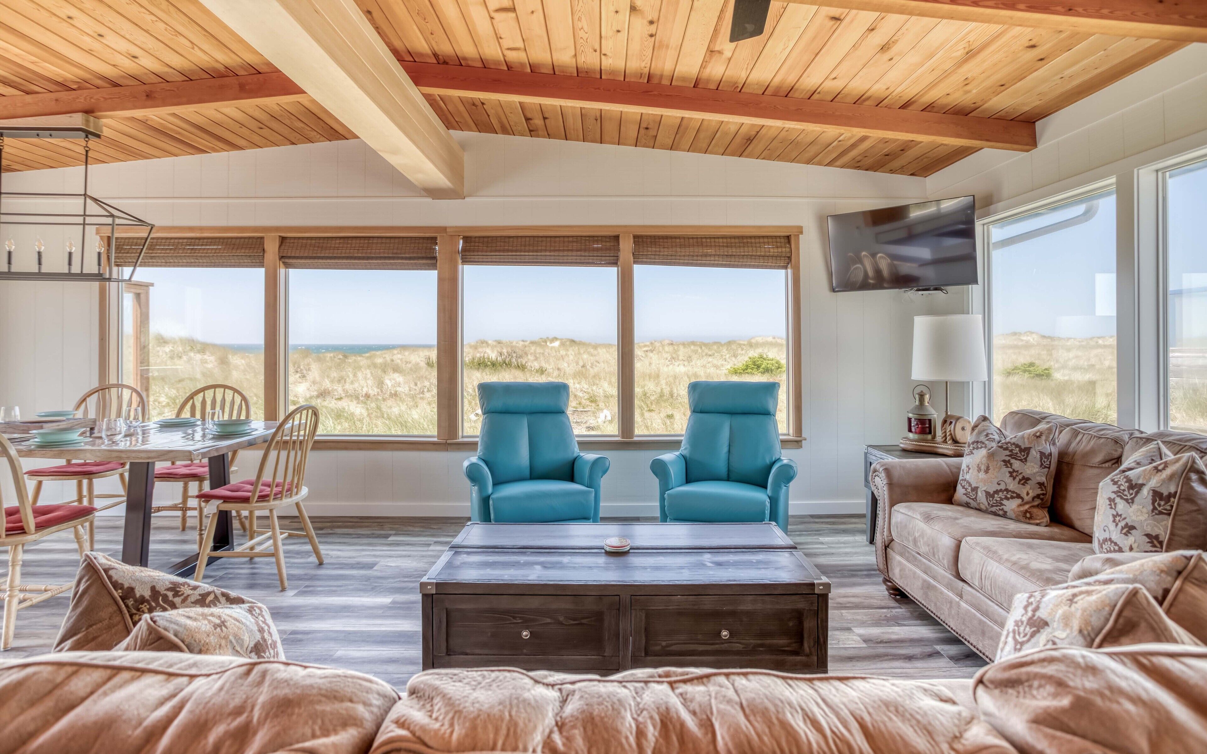 Beautiful Classic Beachfront Three-Bedroom Near Manzanita Golf Course!