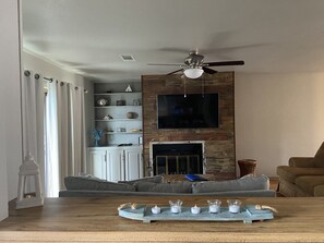Smart TV, fireplace - Emerald Isle waterfront resort 7South 2BR/2B balcony pool hottub wonderful view (Hot Springs)